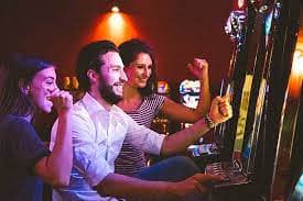 betkings প্লিংকো গেমের বোর্ড ও বল ড্রপের দৃশ্য