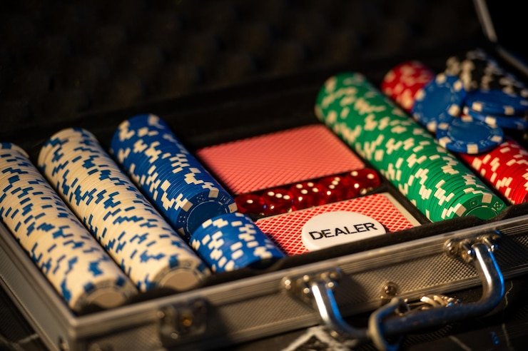 স্মার্টফোনে betkings প্লিংকো গেম খেলছেন একজন তরুণ বাংলাদেশি